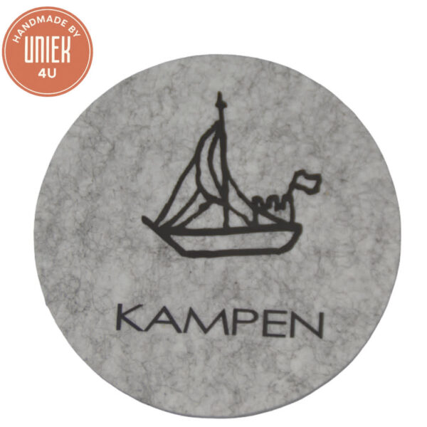 Grijze ronde onderzetter Kamper Kogge van gerecycled vilt – Duurzaam en stijlvol