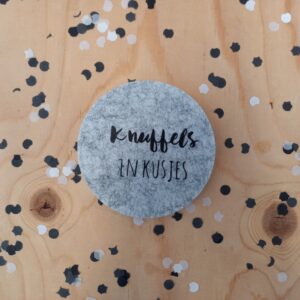 ONDERZETTER - KNUFFEL EN KUSJES