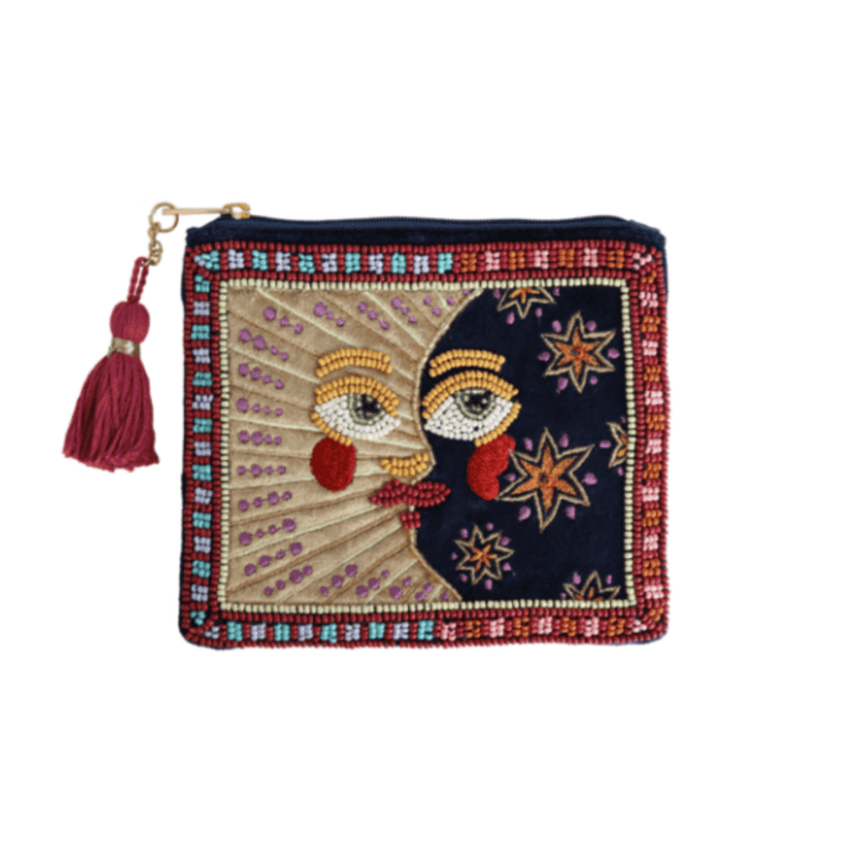 Kunstzacht beaded portemonnee met sterren en gezicht, kleurrijk en uniek design.