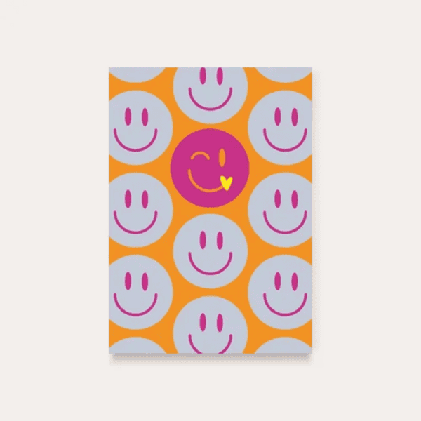 Smiley schilderij met vrolijke gezichten in oranje, wit en roze kleuren voor een vrolijke sfeer.