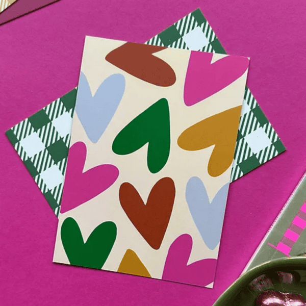 Kleurige hartstikkersjabloon, creatieve knutsel- en cadeau-idee voor liefhebbers van vrolijk decor.