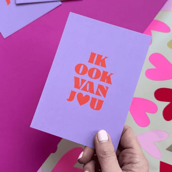 Hartvormige kaart met romantische boodschap voor Valentijnsdag of liefdevolle gelegenheid.