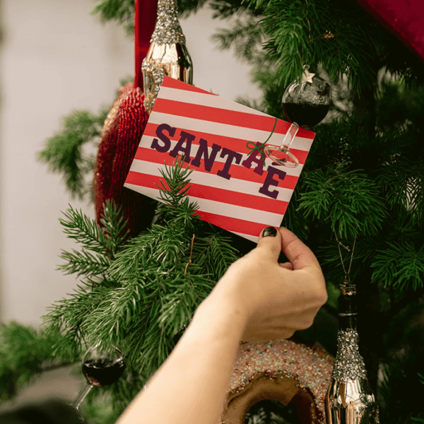 Sfeervolle kerstboomdecoratie met Sinterklaaskaart en feestversiering.