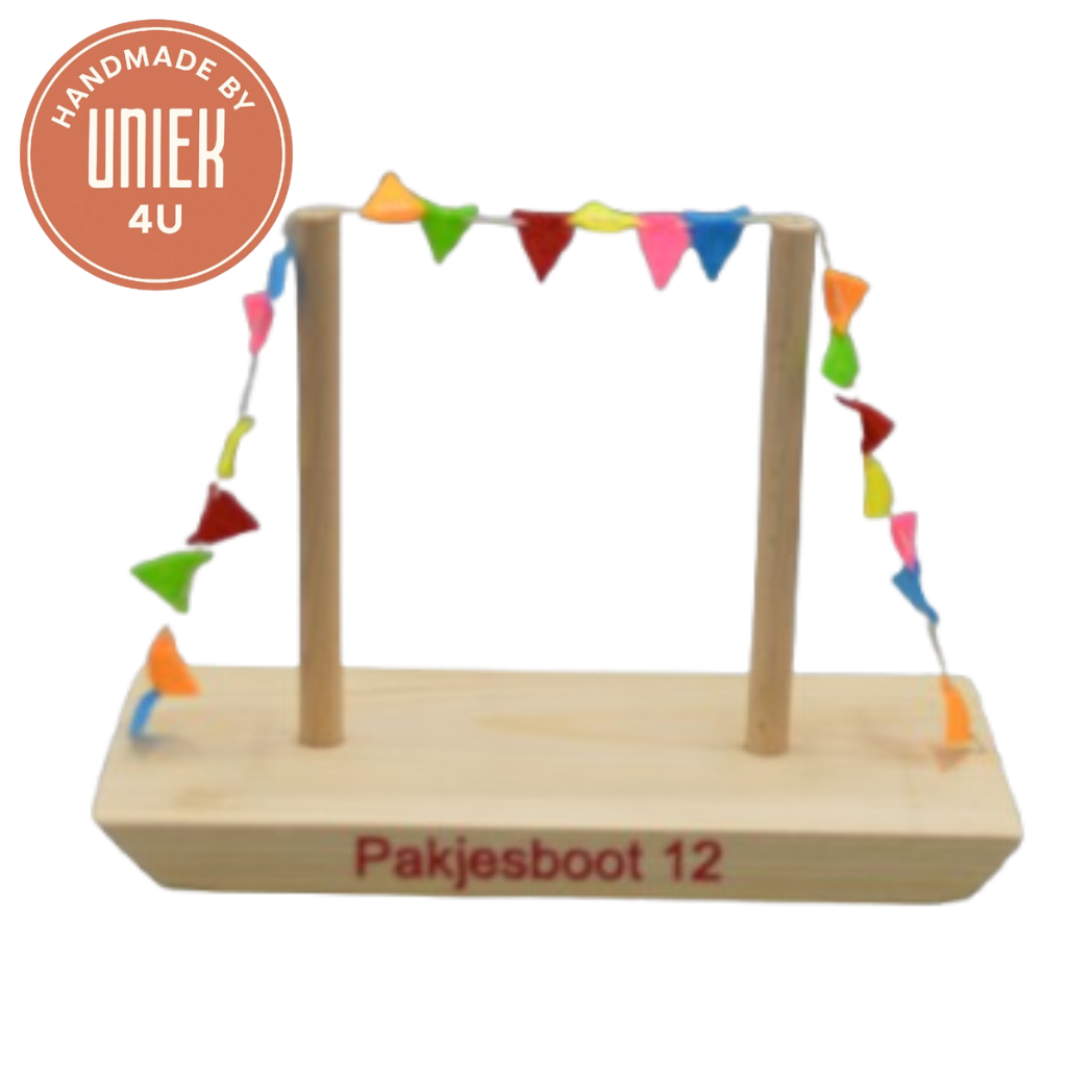 Uniek - Pakjesboot met vlagversiering