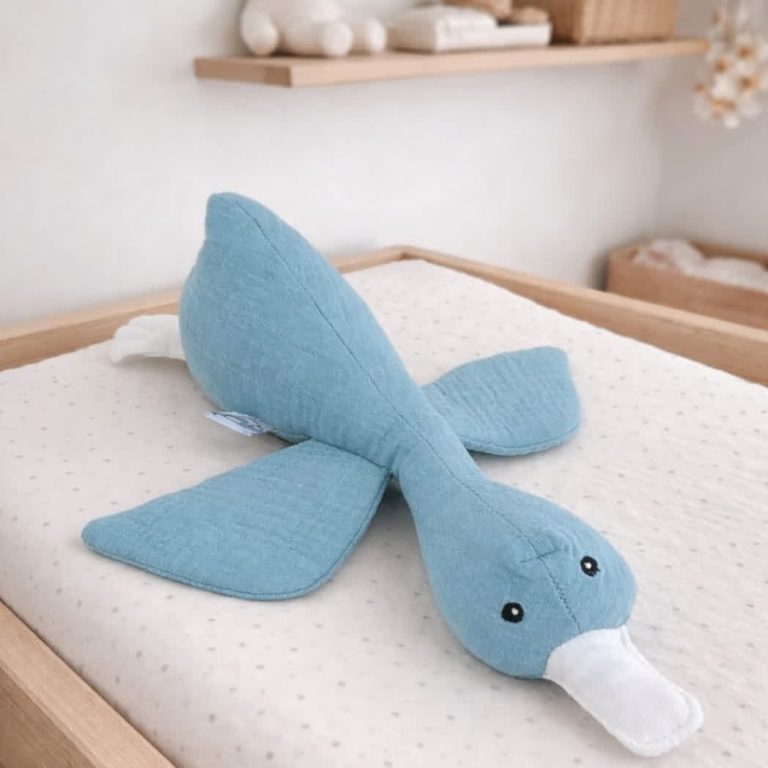 Blauwe knuffel eend van Funnies als decoratie voor de babykamer